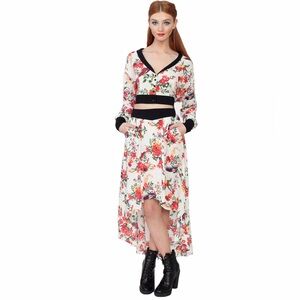 Alice’s Pig 2Piece Floral V-Neck Skirt Set With Top with Black Accents  NWT 6